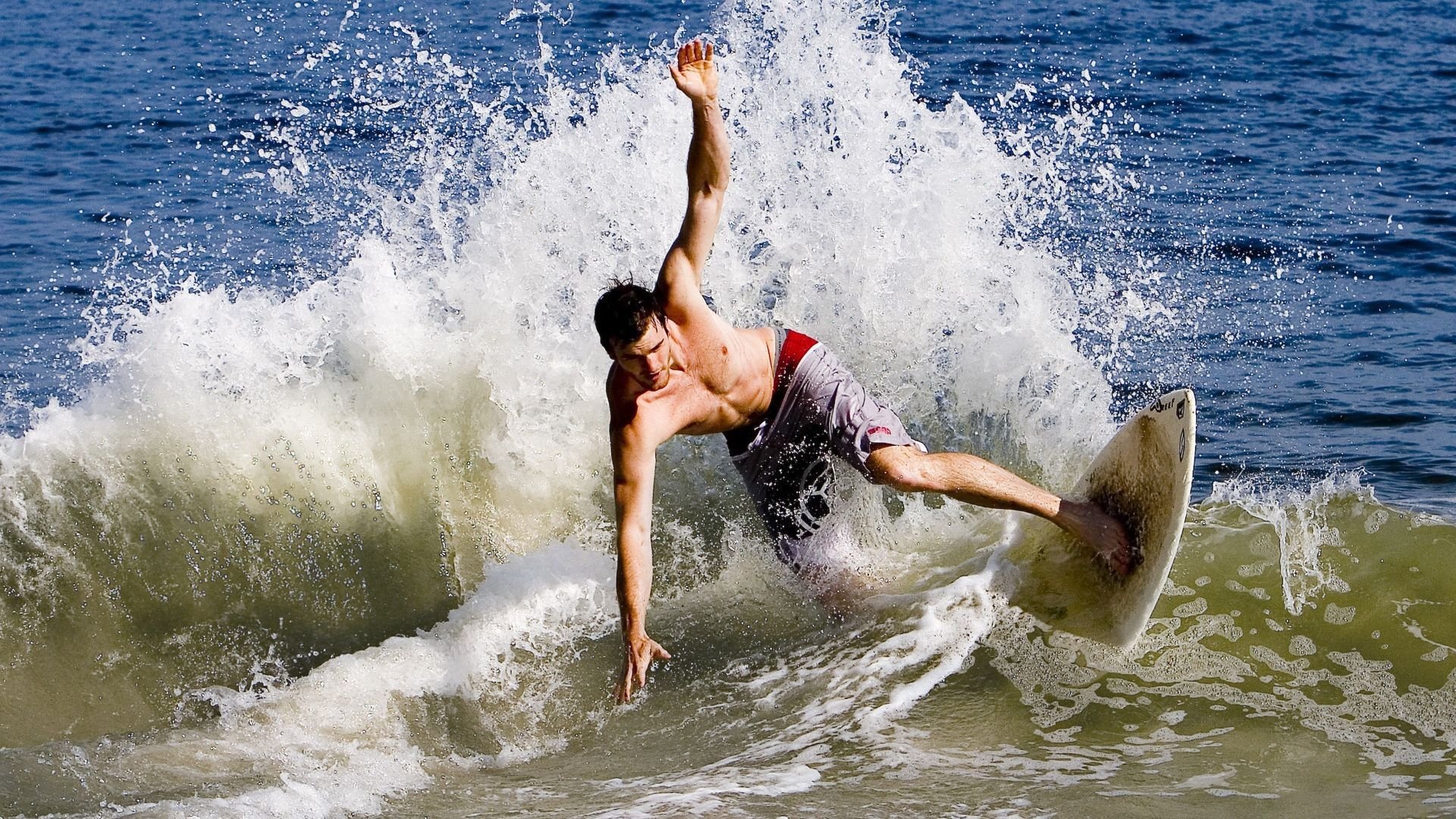 从草地到硬地，阿尔卡拉斯戴维斯杯鏖战延续温网火热状态，新一代天王如何定义网球新纪元？